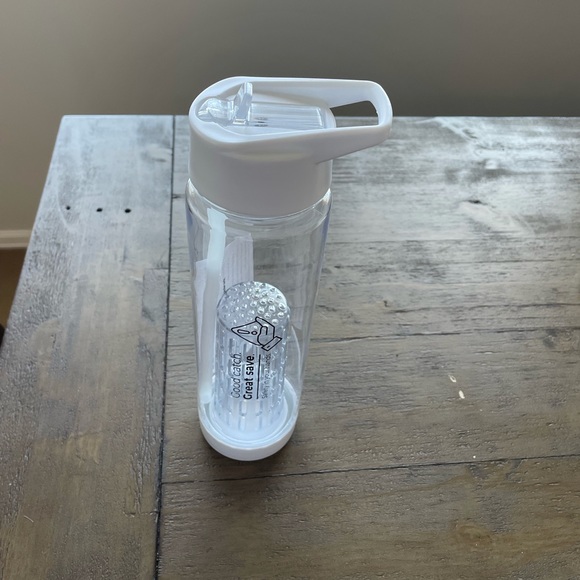 NWOT Bulletline Juice Infuser water bottle. - Picture 4 of 5